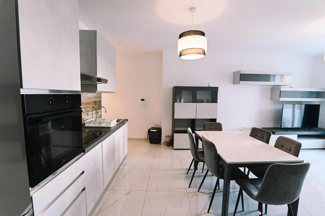 Spacious 3 Bedroom In Sliema! 0*, Слима Мальта