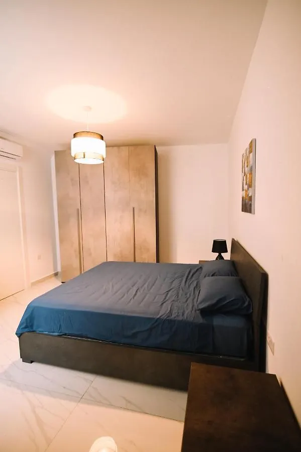 Spacious 3 Bedroom In Sliema! 0*, Слима