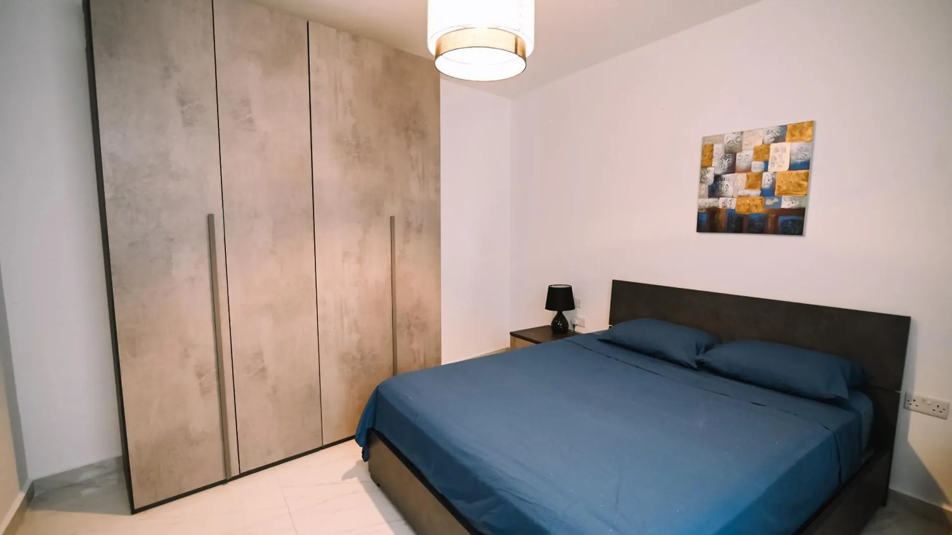 Spacious 3 Bedroom In Sliema! Мальта